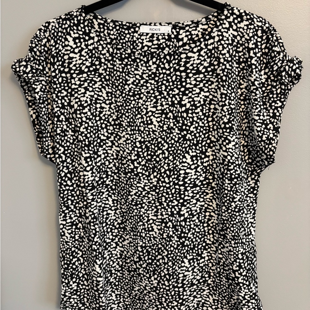 Ricki’s short sleeve blouse with button detail on sleeves